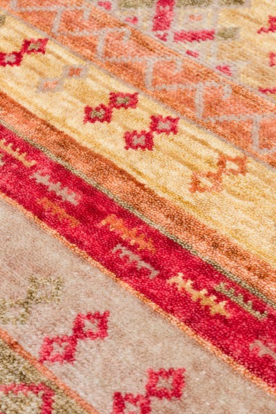 ZARA ZR 12 RED AUTUMN Otantik Desenli Özel Hav Vermeyen ve Kolay Temizlenebilir Tensel Kullanılarak El Emeği ile Özel Tezgahlarda Üretilen Modern Uşak Halısı